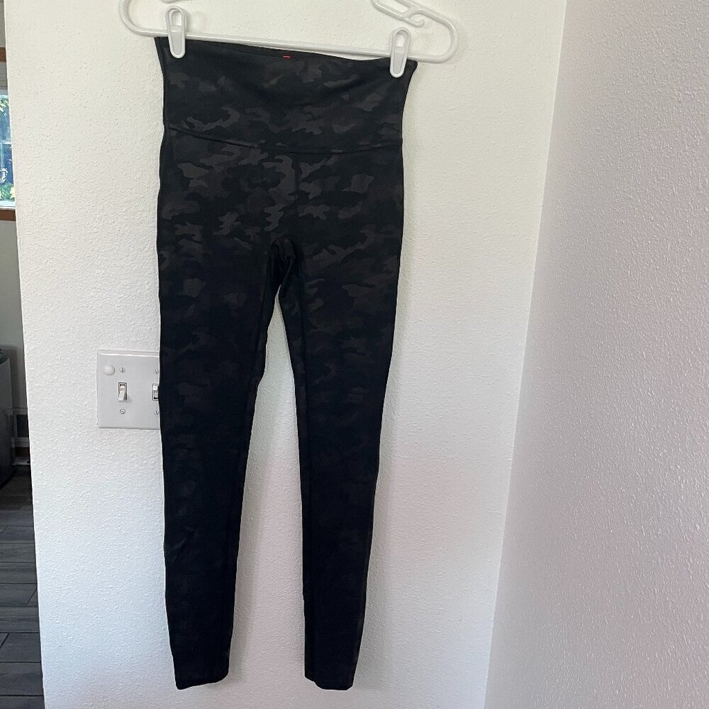 Spanx Leggings Look at me Know Camo Black Full Length Size Size M